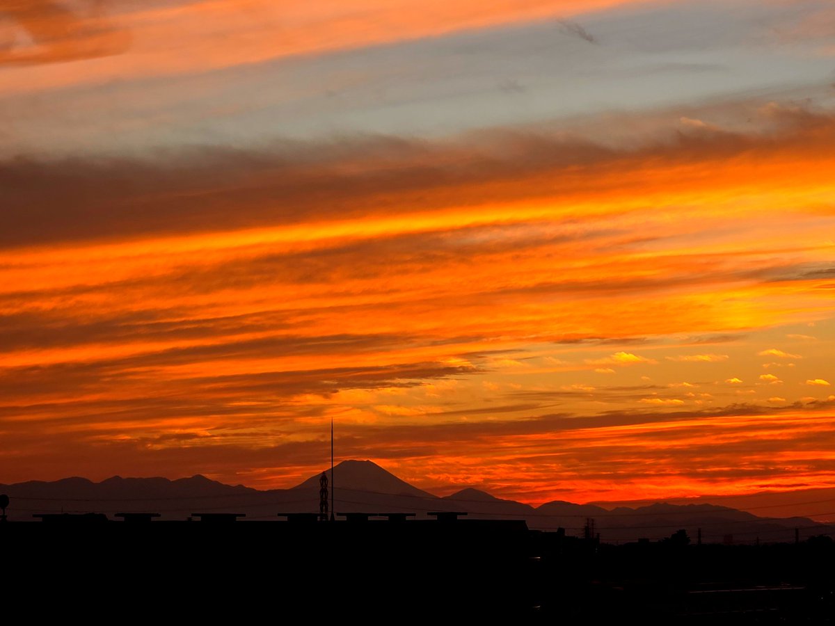 夕日の感動 夕日🌇街がオレンジ色に包まれた✨ #夕方 #夕日 #夕陽 #夕焼け