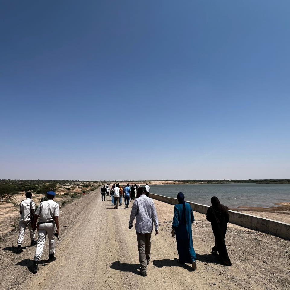 General Manager Mohamed Ali Darood of the <a href="/HargWaterAgency/">Hargeisa Water Agency</a> welcomed #AbaarsoNetwork management to the new Kalqorey Dam.
The visit focused on water provision and sustainability in Hargeisa. Proud of our alumni contributing and working in the Water Agency!