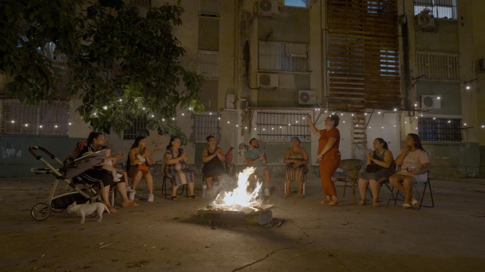 El <a href="/festivalsevilla/">Festival Sevilla</a> organiza la proyección del primer capítulo de la serie documental "Las 3.000 celebran la vida", y coloquio posterior moderado por Leonardo Sardiña, responsable del departamento de Cine de <a href="/canalsur/">CanalSur</a>. 

👉festivalcinesevilla.eu/noticias/proye…

🗓️12 nov./19h/Factoría Cultural