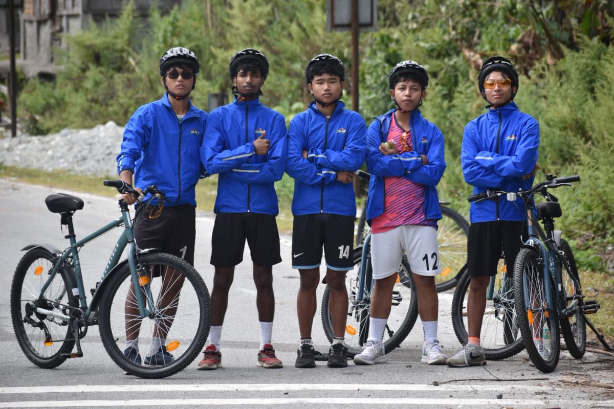 easterncomd's tweet photo. The #Walong Cycling Expedition from #Namsai to #Namti, organised by #SpearCorps under the aegis of #EasternCommand from 24–27 Oct 2025, concluded with a solemn ceremony at the #Namti War Memorial, #ArunachalPradesh. Over 100 Army personnel and civilian cyclists retraced the historic route, paying tribute to the gallant warriors of 1962 #BattleOfWalong. Participants were felicitated with medals and enlightened about the historic significance of #Walong and #Namti, celebrating the indomitable Spirit of #Walong.
#पूर्वी_कमान के अंतर्गत #SpearCorps द्वारा 24 से 27 अक्टूबर 2025 तक आयोजित #Walong Cycling Expedition का समापन #Namti War Memorial, #ArunachalPradesh में एक गरिमामय समारोह के साथ हुआ। इस अभियान में 100 से अधिक सैन्यकर्मियों और सिविलियन cyclists ने भाग लेकर ऐतिहासिक मार्ग को तय करते हुए 1962 के #BattleOfWalong के वीर योद्धाओं को श्रद्धांजलि अर्पित की। समारोह में प्रतिभागियों को पदक प्रदान किए गए और उन्हें #Walong एवं #Namti के ऐतिहासिक महत्व से अवगत कराया गया, जो #Walong की अदम्य भावना का प्रतीक है।
#भारतीय_सेना
#पूर्वी_कमान
#IndianArmy
#EasternCommand
#NationBuilding
@adgpi
@SpokespersonMoD
@HQ_IDS_India
@indiannavy
@IAF_MCC
@official_dgar
@ProDefKolkata
@IndiaCoastGuard
@HQ_DG_NCC
@Spearcorps
@MyGovArunachal