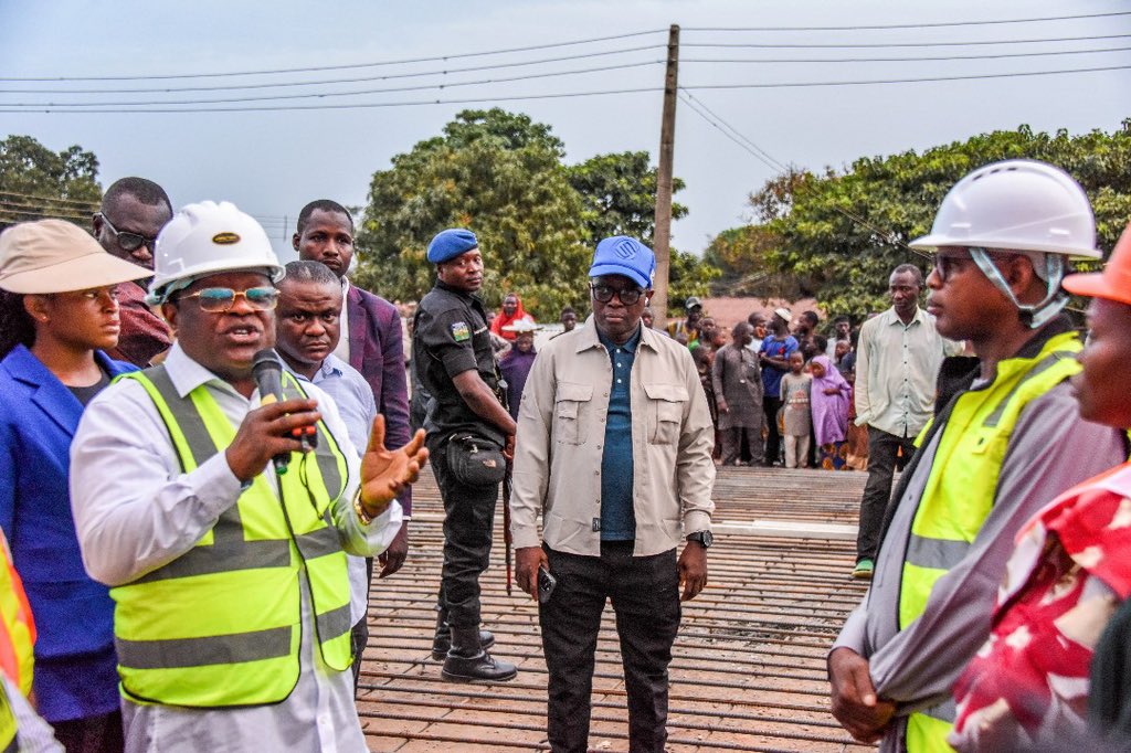 woye1's tweet image. President Tinubu BUILDING ROAD and NOT CONSTRUCTING ROAD: ABUJA- KADUNA -KANO ROAD PROJECT: 

I joined the entourage of the HM @FMWNIG @DaveUmahi to inspect on-going construction of the 375.9km dual carriageway. 

2: You will recall that this project was awarded in 2017 to Julius…