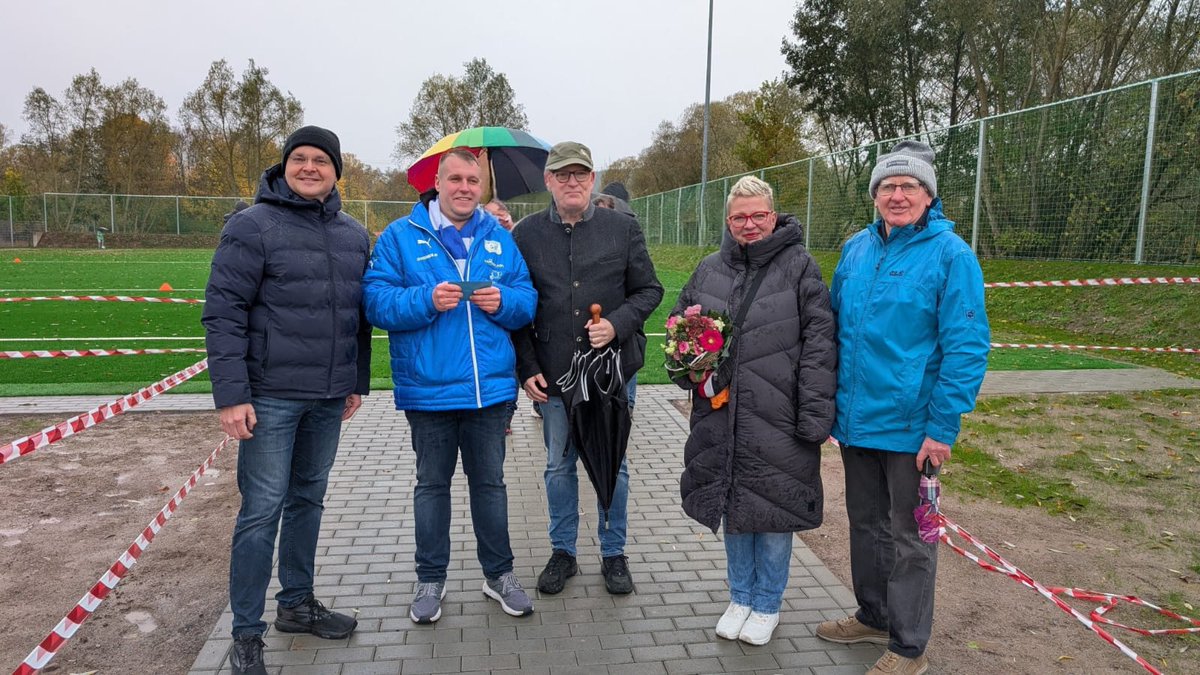 Marcus_Buehl's tweet image. Im Beisein von Ortsteilbürgermeisterin Claudia Gorzelitz überreichten wir dem Vereinsvorsitzenden Peter Lehmann eine privat finanzierte #Spende für die Jugendabteilung des #FSV 1928 #Gräfinau-#Angstedt.

Wir sagen DANKE &amp;amp; wünschen viele erfolgreiche Spiele &amp;amp; maximale Torerfolge!