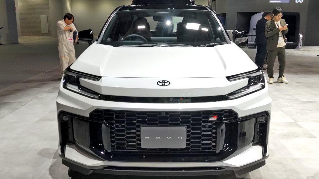 新型RAV4GRスポーツ! やはりホワイトパール系はGR訴求カラーで良いですね! #ジャパンモビリティショー2025