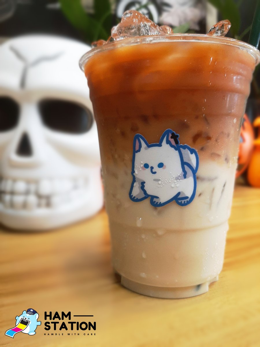 Hamstation_'s tweet image. ตัวอย่างสติ๊กเกอร์เมื่อใช้งานจริงกับแก้วน้ำ 🐹💙

เนื้อ PP ขาวมัน (น้องเป็ด) และ PP ขาวด้าน (น้องหมา)
✨สามารถกันน้ำแม้จะโดนน้ำนานๆก็ไม่เปื่อยหรือฉีกขาด 
✨สามารถล้างแก้วได้โดยตัวสติ๊กเกอร์ไม่หลุดลอกออกมา

สนใจสั่งผลิตได้ที่ DM เลยนะคะ 💙
#รับทําgiveaway #รับทำสติกเกอร์