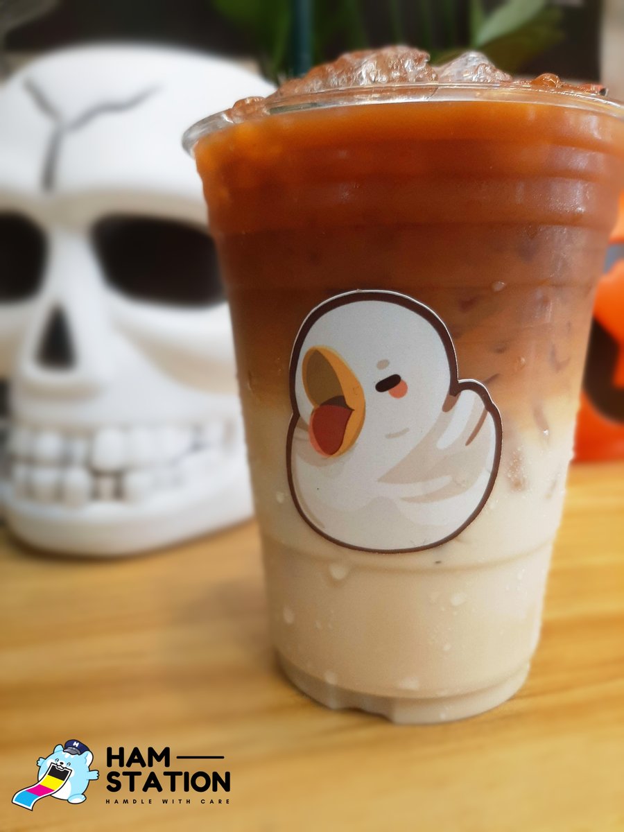 Hamstation_'s tweet image. ตัวอย่างสติ๊กเกอร์เมื่อใช้งานจริงกับแก้วน้ำ 🐹💙

เนื้อ PP ขาวมัน (น้องเป็ด) และ PP ขาวด้าน (น้องหมา)
✨สามารถกันน้ำแม้จะโดนน้ำนานๆก็ไม่เปื่อยหรือฉีกขาด 
✨สามารถล้างแก้วได้โดยตัวสติ๊กเกอร์ไม่หลุดลอกออกมา

สนใจสั่งผลิตได้ที่ DM เลยนะคะ 💙
#รับทําgiveaway #รับทำสติกเกอร์