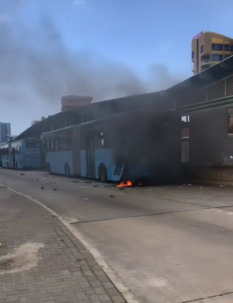 NBAJustin__'s tweet photo. Utawala usio na misingi ya Haki ndo umefikisha wananchi Hapa! Sio mbaya wanatia moto rasilimali zitokanazo na Kodi zao.. https://t.co/8ARwuZz1CD
