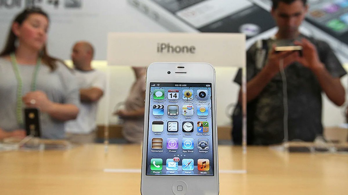 【苹果加入微软英伟达跻身“4万亿美元市值俱乐部”】
周二纽约开盘时，苹果股价不到1%的涨幅就将其市值推升至超过4万亿美元，令其成为史上第三家跨越该门槛的上市公司。
www1.ftchinese.com/interactive/23…