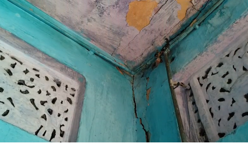 bstvlive's tweet image. अलीगढ़ : पानी पाइपलाइन में लीकेज के कारण दरारें

➡ लोगों का नगर निगम पर लापरवाही का आरोप
➡ लापरवाही के चलते मकानों में आई दरारें
➡ कई परिवार ताले डालकर दूसरी जगह गए
➡ पुराने शहर में बनिया पाड़ा का मामला

#Aligarh #PipelineLeak #NagarNigam #UttarPradesh