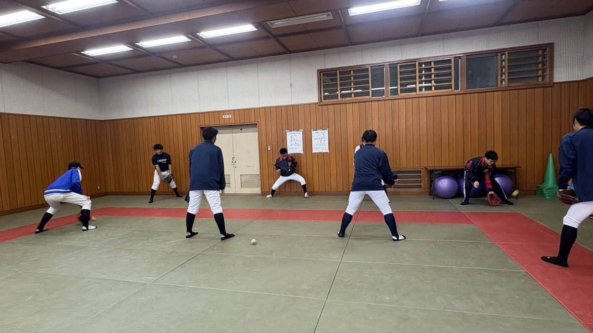伊奈高野球部、土曜日は土浦一高とリーグ戦を行いました！結果は7-4で勝ちましたが、それ以上に試合後の合同ミーティングが貴重な経験となりました！日曜日の中学生一日体験はあいにくの雨でしたが、選手が臨機応変にメニューを切り替え、たっぷりコミュニケーションをとることができました！