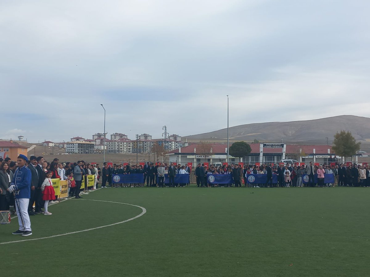 🇹🇷 29 Ekim Cumhuriyet Bayramı coşkusu Kaymakamımız Sn. Furkan KORKUSUZ’un katılımıyla Gençlik ve Spor sahamızda büyük bir heyecanla kutlandı!
Gençlerimizin enerjisi ve bayraklarımızın dalgalanışı ile hep birlikte “Cumhuriyet biziz!” dedik. <a href="/frknkrksz/">Furkan Korkusuz</a> <a href="/Diyadin004/">DİYADİN KAYMAKAMLIĞI</a>