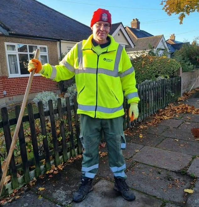 Este barrendero se llamaba Wayne Broadhurst y ayer mientras paseaba a su perro fue asesinado a puñaladas por un inmigrante afgano.

La policía de Londres ha tildado de «incidente» el brutal asesinato y ha pedido no compartir las imágenes del ataque, que quedó registrado en vídeo.