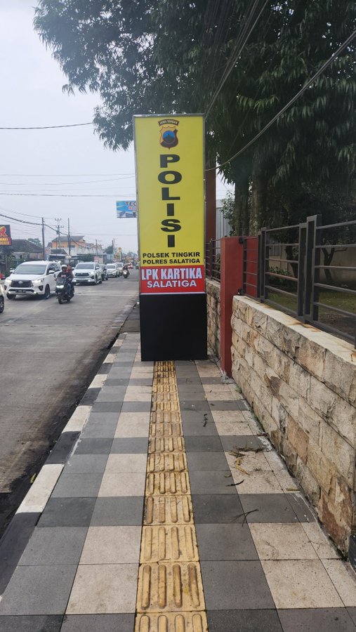 Tolong agak ketengah sedikit <a href="/Polsektingkir12/">Polsek Tingkir</a>, jangan terlalu minggir. Biar lebih estetik..