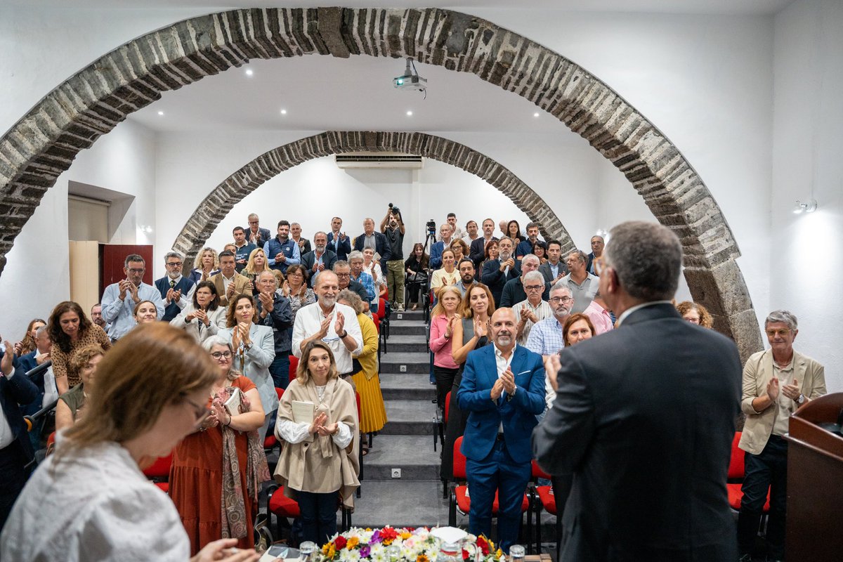 Estive  presente no lançamento do livro do António José Seguro,  um momento bonito cheio de partilha e de esperança 📖✨
O António José Seguro é alguém que sempre admirei pela sua forma de estar: séria, honesta e profundamente humana. Um homem que sempre colocou Portugal e as