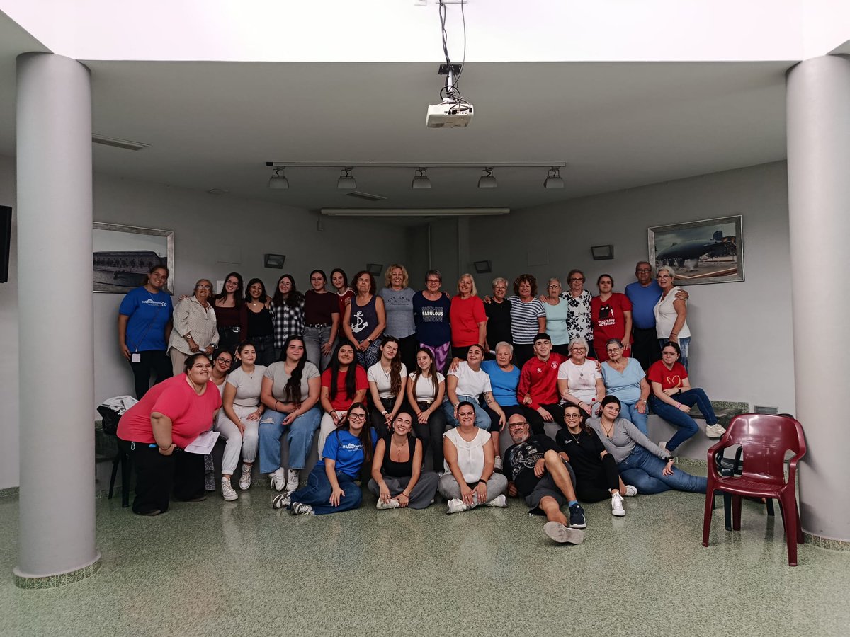 AytoCartagenaES's tweet photo. 🫂El programa 'Vecino del Barrio' celebra una jornada intergeneracional entre mayores y alumnado del IES Mediterráneo.

🧓✅El objetivo es combatir la soledad no deseada de la población de edad avanzada.

https://t.co/ztEMjbn9Bj https://t.co/oGDIHTZEoV