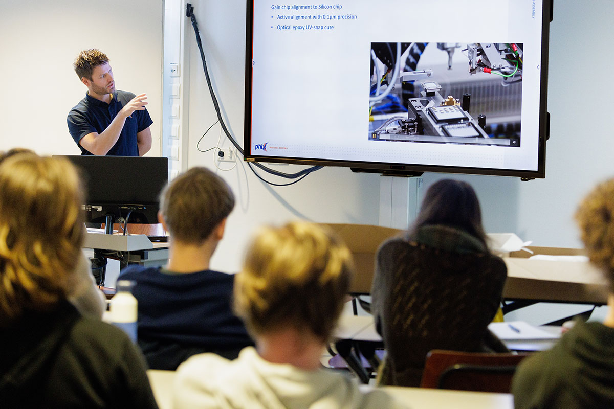 PHIX_Photonics's tweet image. #Photonics packaging is multidisciplinary, so graduates from the University of Twente’s Advanced Technology programme thrive at PHIX! 
Yesterday, AT alumnus Anne Leenstra shared his work and #career opportunities at PHIX in a #lunchlecture with Astatine. Thanks for coming!