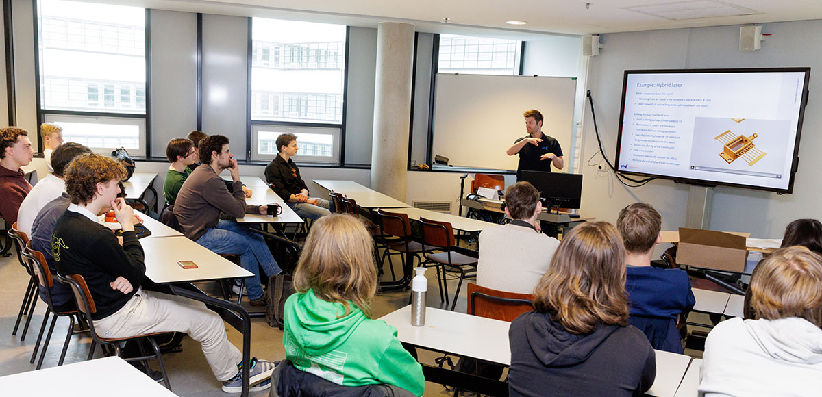 PHIX_Photonics's tweet image. #Photonics packaging is multidisciplinary, so graduates from the University of Twente’s Advanced Technology programme thrive at PHIX! 
Yesterday, AT alumnus Anne Leenstra shared his work and #career opportunities at PHIX in a #lunchlecture with Astatine. Thanks for coming!