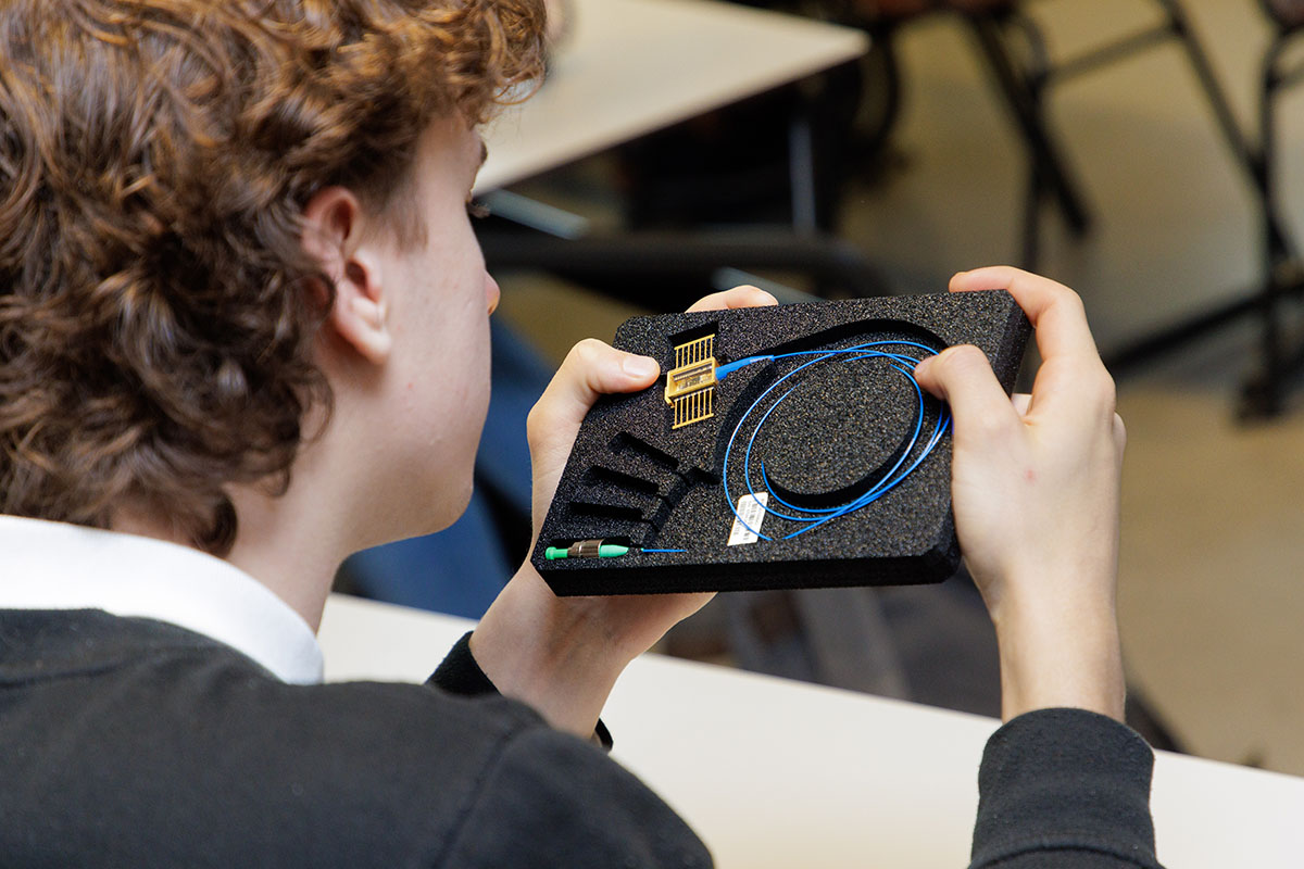 PHIX_Photonics's tweet image. #Photonics packaging is multidisciplinary, so graduates from the University of Twente’s Advanced Technology programme thrive at PHIX! 
Yesterday, AT alumnus Anne Leenstra shared his work and #career opportunities at PHIX in a #lunchlecture with Astatine. Thanks for coming!