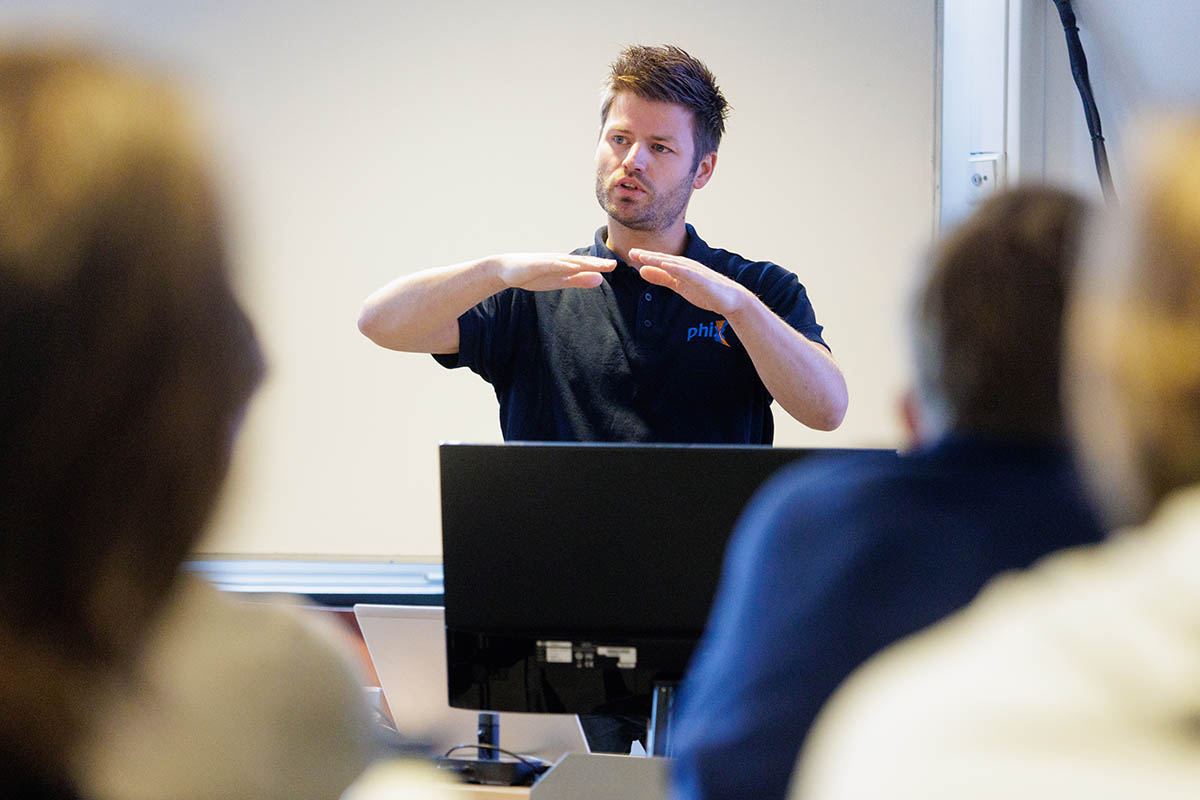 PHIX_Photonics's tweet image. #Photonics packaging is multidisciplinary, so graduates from the University of Twente’s Advanced Technology programme thrive at PHIX! 
Yesterday, AT alumnus Anne Leenstra shared his work and #career opportunities at PHIX in a #lunchlecture with Astatine. Thanks for coming!
