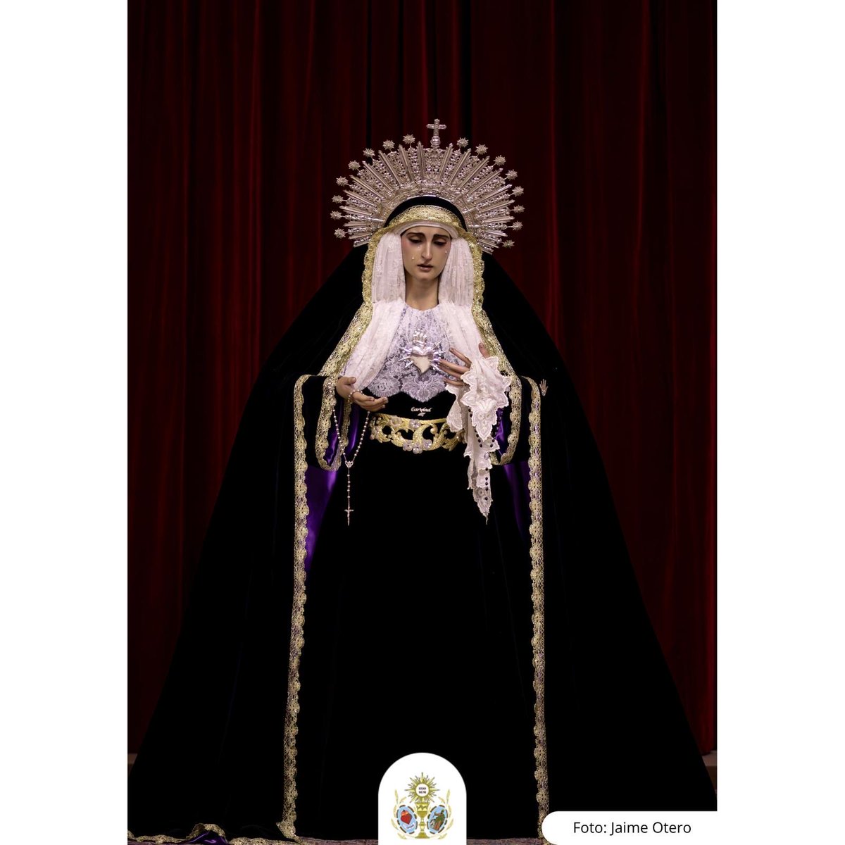 Así luce María Santísima de la Caridad para el mes de los difuntos.