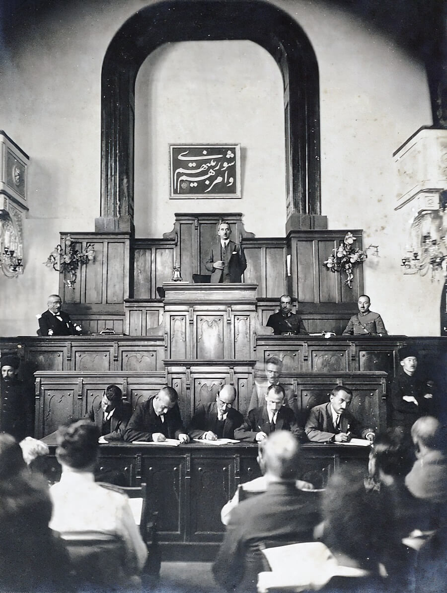 Cumhuriyet Kimin?

Sakarya'da iki asırlık geri çekilişimiz durdurulmuş, bir yıl sonra ise 30 Ağustos 1922'de Dumlupınar'da Yunan Orduları bütünüyle mağlup edilmişti. İşgal güçleri bir barış antlaşması yapabilmek için Türk heyetini Lozan'a davet ediyordu. Ülkede iki hükümet