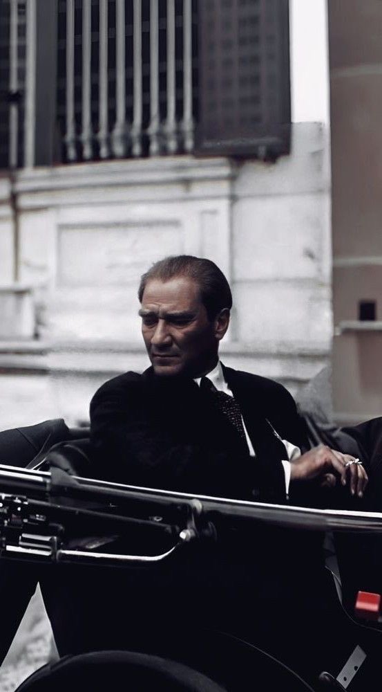 “Benim naçiz vücudum elbet bir gün toprak olacaktır, fakat Türkiye Cumhuriyeti ilelebet payidar kalacaktır.”

-Gazi Mustafa Kemal Atatürk 🇹🇷

#29Ekim #CumhuriyetBayramı