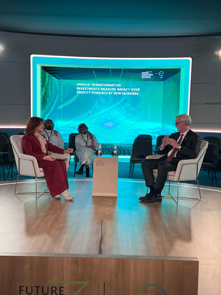 في #مبادرة_مستقبل_الاستثمار ، قادت صِبا عودة من #اقتصاد_الشرق_مع_بلومبرغ جلسة حوارية بعنوان «هل تُقاس الاستثمارات التحوّلية بالأثر أم بالربح؟»، تحدثت خلالها عن الاستثمار حين يصبح أداةً لتغيير الواقع، لا مجرد وسيلة للربح، وكيف يمكن للأثر المجتمعي أن يسير جنباً إلى جنب مع الجدوى