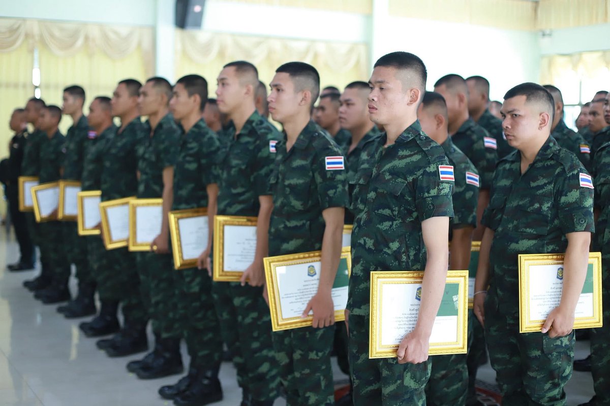 201_engineer's tweet image. “พิธีมอบใบประกาศนียบัตร ทหารกองประจำการ”

พ.ท.กฤษฎา ตะเภาพงษ์ ผบ.ช.2 พัน.201 มอบใบประกาศเกียรติคุณ ให้กับทหารกองประจำการ ซึ่งจะปลดประจำการเป็นทหารกองหนุนใน 31 ต.ค. 68 ของกรมทหารช่างที่ 2 และหน่วยขึ้นตรง โดยมี พ.อ.ภีศเดช รักการดี ผบ.ช.2 เป็นประธานในพิธี

#bootcamp268
#น้องคนเล็ก