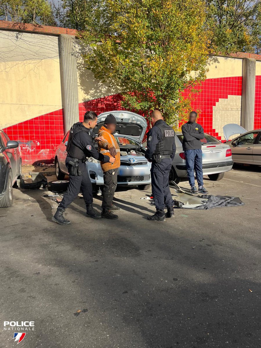 #PoliceSécuritéQuotidien | Opération Ville Sécurité Renforcée à #Grigny, secteur Grande Borne.
Les👮‍♂️de l’#Essonne, appuyés par la cyno de la <a href="/Gendarmerie/">Gendarmerie nationale</a>, ont mené une action de terrain ciblée.
➡️1 verbalisation pour mécanique sauvage
➡️1 interpellation pour trafic de stupéfiants
