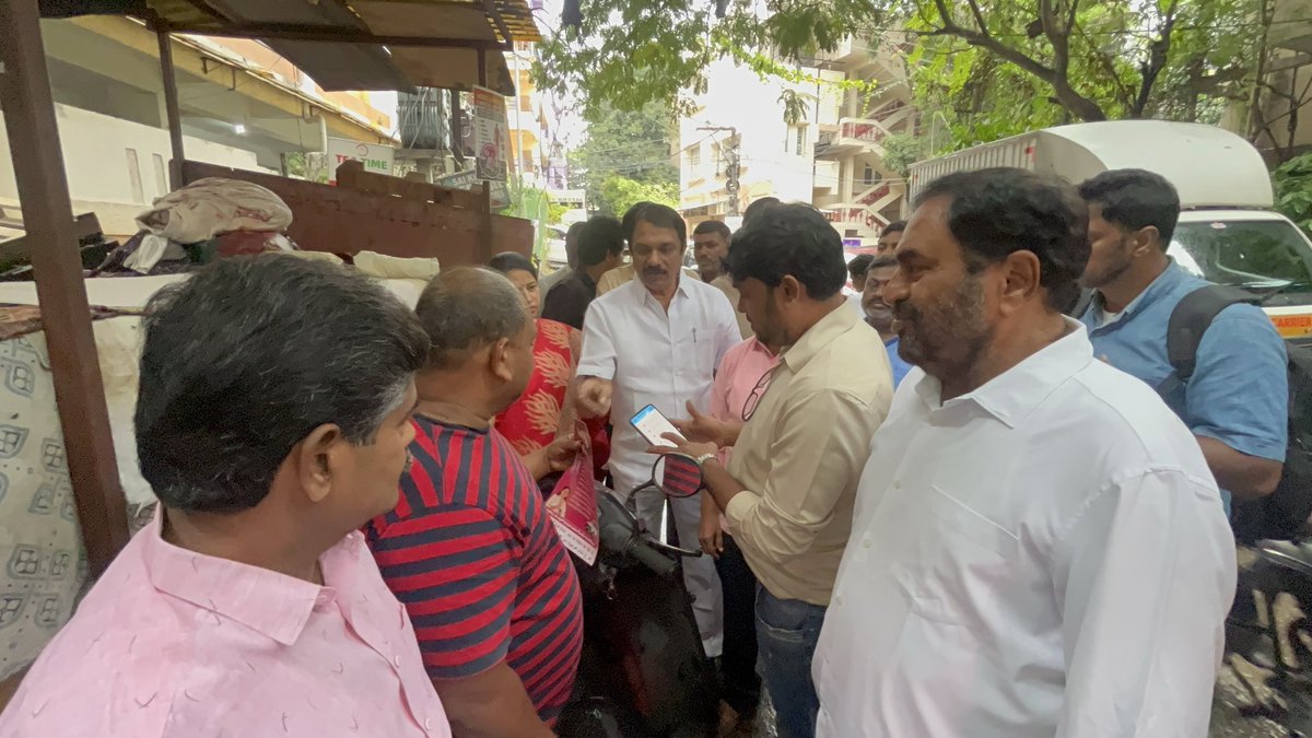 EDRBRS's tweet photo. తేది:29-10-2025
(HYD) జూబ్లీహిల్స్📍
"మొంథా తుఫాన్ ని సైతం లెక్క చేయకుండా.!"
జూబ్లీహిల్స్ ఉప ఎన్నికల్లో బీఆర్ఎస్ పార్టీ జెండా విజయ కేతనమే ధ్యేయంగా.!
మధురానగర్ బీఆర్ఎస్ పార్టీ నాయకులతో సమీక్షా సమావేశం ఏర్పాటు చేసిన మాజీ మంత్రి ఎర్రబెల్లి దయాకర్ రావు గారు. #TeamEDR https://t.co/9iYrTJhffw