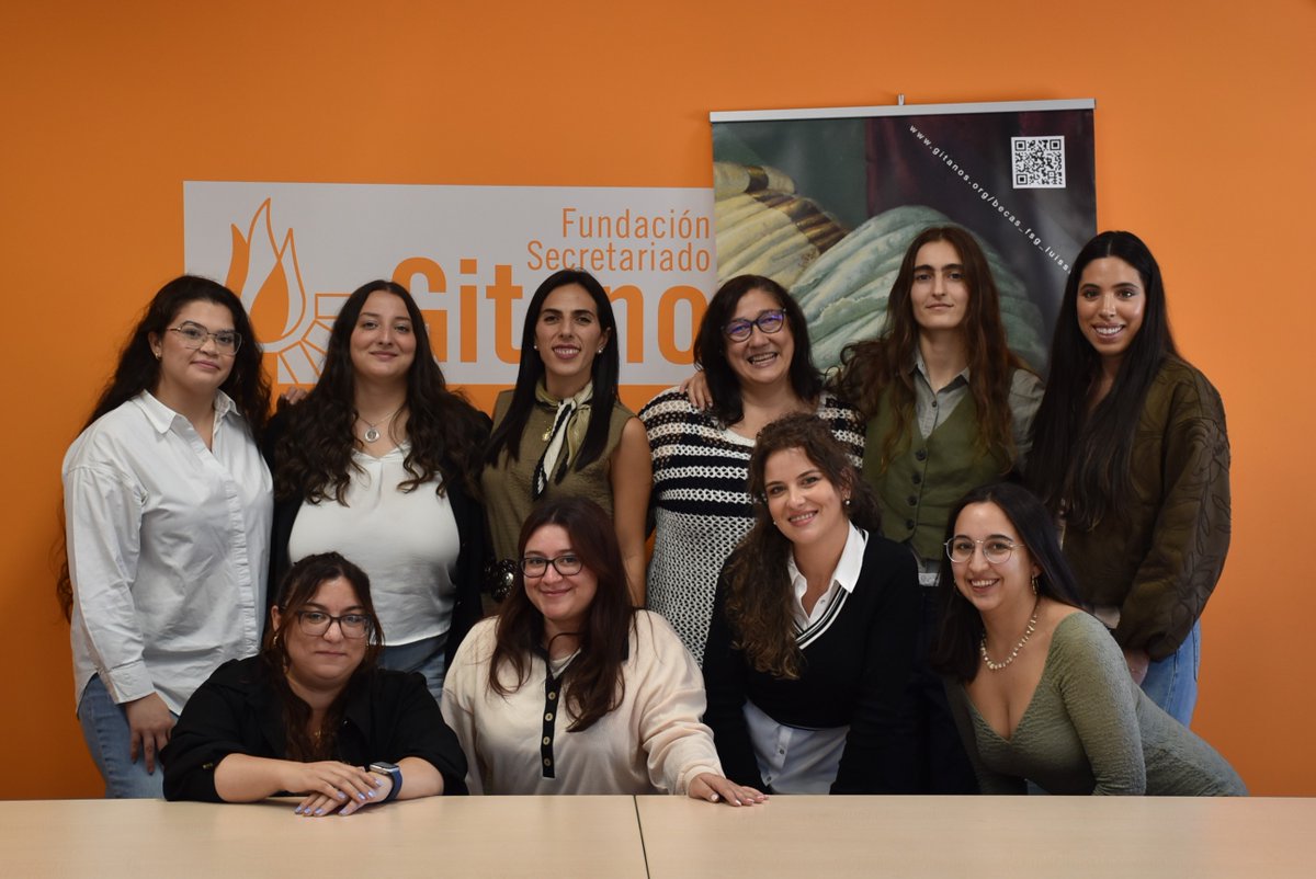 📚¡Cada vez más gitanas universitarias!
El 23 de octubre se reunieron en Madrid nuestras becarias Fundación Secretariado Gitano - Luis Sáez como apertura del curso 25-26.
12 mujeres gitanas que cursan el último año de grado o estudios de posgrado gracias a las #BecasFSGLuisSaez👇🏽