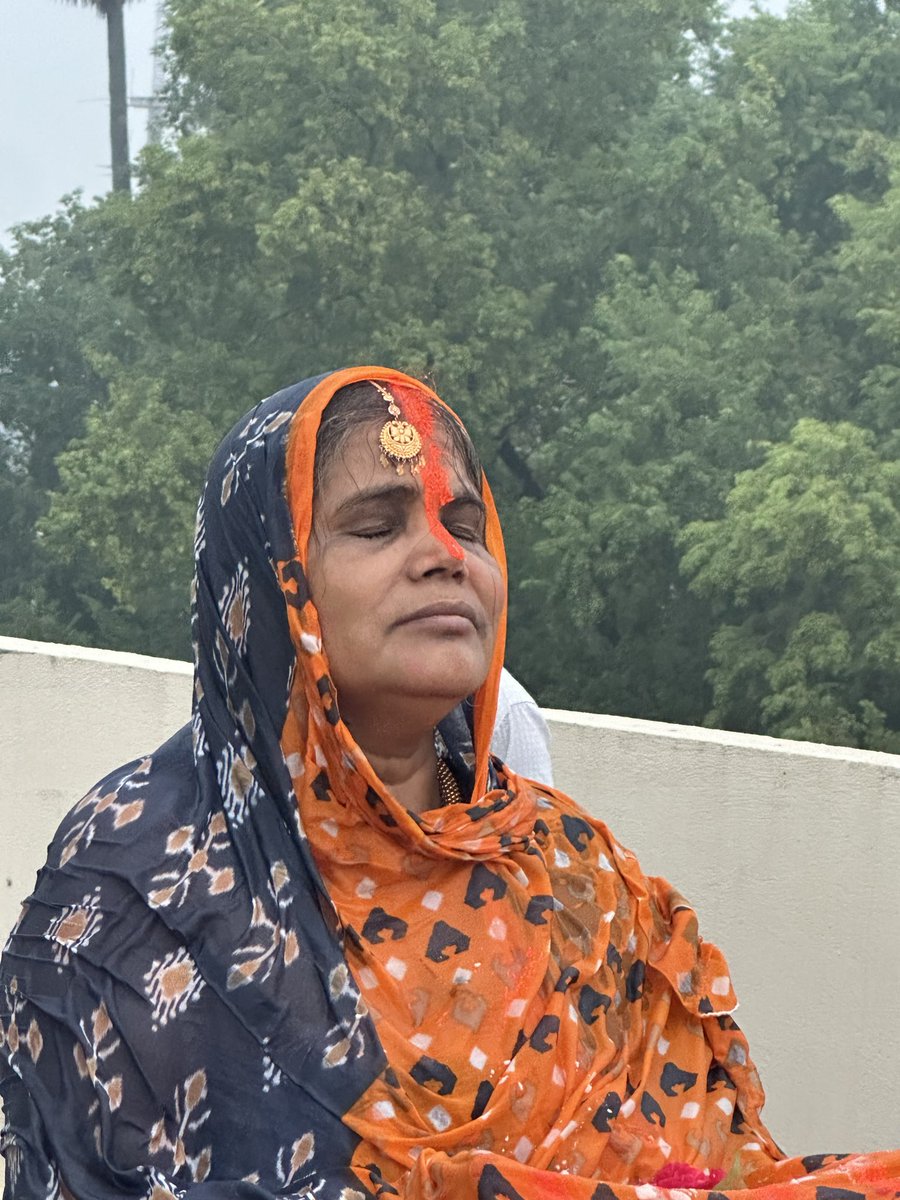 इस बार चाह कर भी छठ व्रती नहीं रह पायी। माँ ने किया। छठ पारिवारिकता और सामाजिकता निभाने का सात्विक हठ है। यह संकल्प है जो सीधा स्व को उस सक्षात् ऊर्जा से जोड़ता है जो भीतर तक मानवता को देदीप्यमान करने की क्षमता रखता है। भारत के कुछेक ऐसे जीवंत परंपराओं में से एक जिसमें मिट्टी और