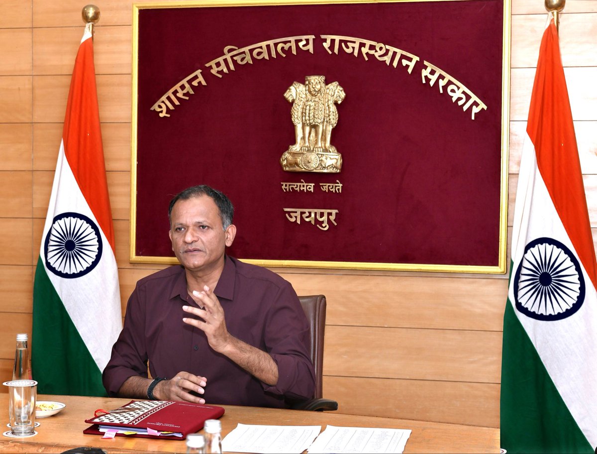 CeoRajasthan's tweet image. 👉 #SIR के संबंध में @CeoRajasthan श्री नवीन महाजन ने VC के माध्यम से समस्त #DEOs,#EROs व निर्वाचन से जुड़े अन्य समस्त अधिकारियों को किया निर्देशित 
✅2002 की मतदाता सूची से मैपिंग बढ़ाकर आमजन को सहूलियत देने पर दिया जोर 

@ECISVEEP
@DIPRRajasthan
@DDNational
@airnews_jaipur