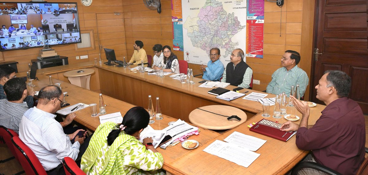 CeoRajasthan's tweet image. 👉 #SIR के संबंध में @CeoRajasthan श्री नवीन महाजन ने VC के माध्यम से समस्त #DEOs,#EROs व निर्वाचन से जुड़े अन्य समस्त अधिकारियों को किया निर्देशित 
✅2002 की मतदाता सूची से मैपिंग बढ़ाकर आमजन को सहूलियत देने पर दिया जोर 

@ECISVEEP
@DIPRRajasthan
@DDNational
@airnews_jaipur