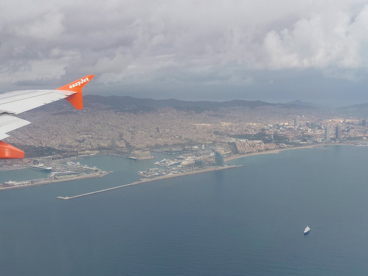 Holaiquetal's tweet image. Moltíssimes gràcies a en Jaume, el pilot del vol Ginebra-Barcelona @easyjet de les 8h30 aquest matí per l&apos;excel·lent comunicació en #català durant el vol, parlant fins i tot del Cap de Creus i felicitant l&apos;equip de voley suís viatjant a bord x fer torneig a Salou. BRAVO! #DirCom