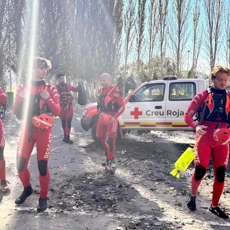 CreuRojaTGN's tweet image. 🚑🏞️Els nostres equips de rescat han estat a Ponts fent pràctiques!


Un simulacre d’entrenament on han posat a prova les seves tècniques de rescat a rius per estar sempre preparats davant qualsevol emergència💪❤️

#CreuRoja #Rescat #Emergències #Formació #Ponts #SempreAPunt
