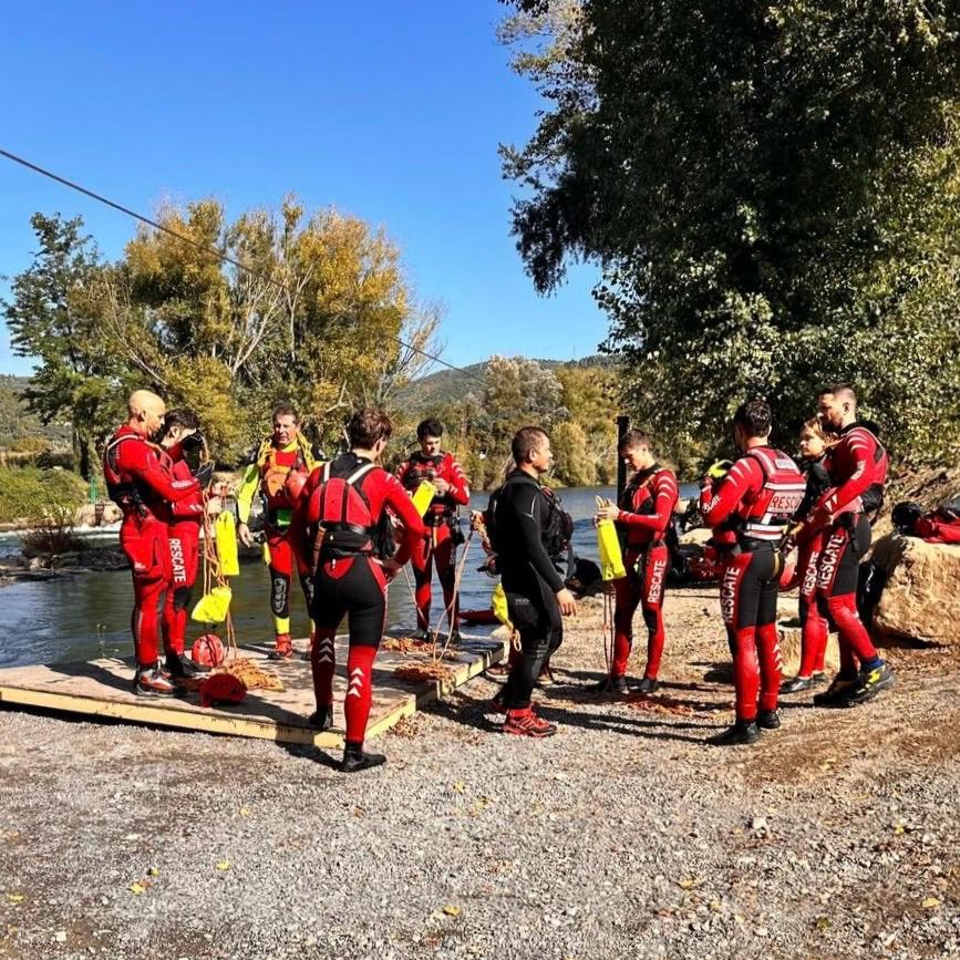 CreuRojaTGN's tweet image. 🚑🏞️Els nostres equips de rescat han estat a Ponts fent pràctiques!


Un simulacre d’entrenament on han posat a prova les seves tècniques de rescat a rius per estar sempre preparats davant qualsevol emergència💪❤️

#CreuRoja #Rescat #Emergències #Formació #Ponts #SempreAPunt