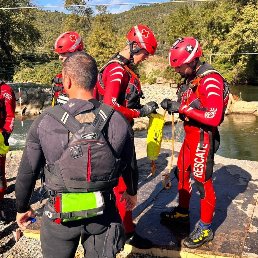 CreuRojaTGN's tweet image. 🚑🏞️Els nostres equips de rescat han estat a Ponts fent pràctiques!


Un simulacre d’entrenament on han posat a prova les seves tècniques de rescat a rius per estar sempre preparats davant qualsevol emergència💪❤️

#CreuRoja #Rescat #Emergències #Formació #Ponts #SempreAPunt