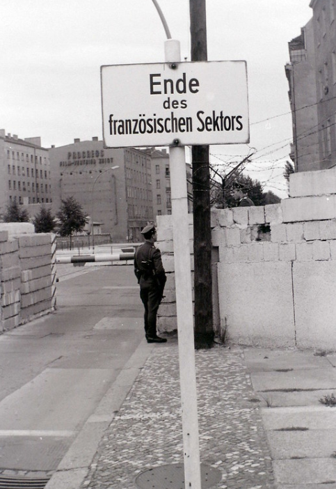 Berlin Wall at Chausseestrasse checkpoint, 27 August 1962. I post photographs taken on my many Berlin visits in the 1950s and 1960s. 180 unique historic street images of East and West Berlin are in my book "Berlin in the Cold War" (Amberley Publishing). #Berlin
