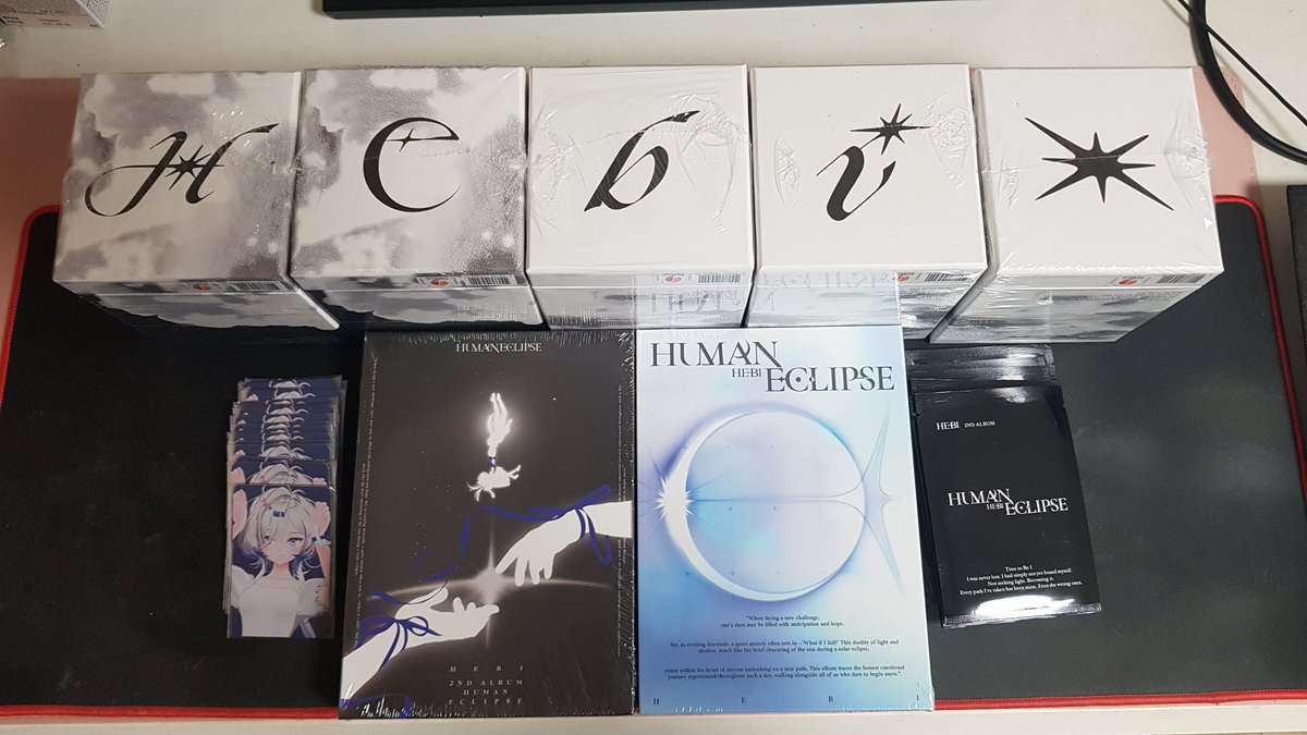 jeong_puru's tweet image. #Hebi.#hebi_goods #HumanEclipse
드디어 2집 굿즈가 왔어요!
다행히 포장이 잘 되어서 다치지않고 무사히 왔어요

두 앨범 안에 사진이 다르더라구요
다 사길 잘했네요
무드등도 이뻐요
같이 온 작은 CD는 뭔지 모르겠지만
손편지랑 포토카드가 정말 좋았어요

많이 준비해줘서 고마워요
사랑해요🐍ღ