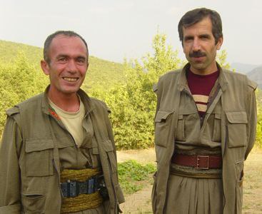 Xemgîn Amed (Zahit Özdemir) Yoldaşın Anısına

Kendisine neden ve nasıl Xemgin adını verdiğini bilmiyorum. Ama isminin tam tersi bir kişiliğe sahip olduğunu açıkça gördüm. Xemgin değildi, neşeli ve her zaman ahlaklıydı. Neşeli, esprili, zeki ve çalışkan bir adamdı.Onu sıcak bir