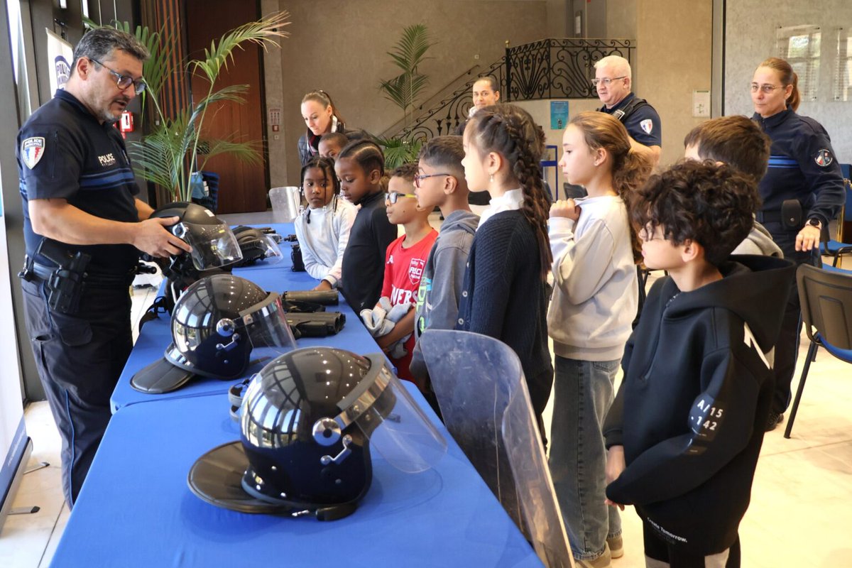 Des écoliers laurentins se sont rendus en mairie pour découvrir les différents aspects du métier de policier municipal.
➡️saintlaurentduvar.fr/news/les-enfan…
