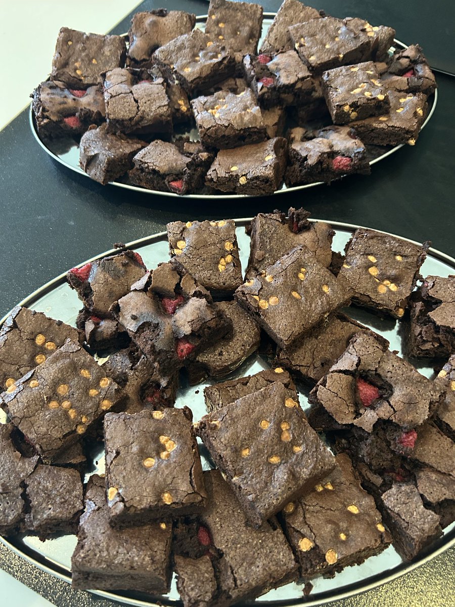 De zelfgebakken traktatie voor onze stembureauhelden is klaar 🧑‍🍳 

Vandaag is de dag dat U uw stem mag laten horen, dus maak er gebruik van! ✏️ 🗳️ 

Go vote! 

<a href="/MookenMiddelrNL/">Mook en Middelaar</a>