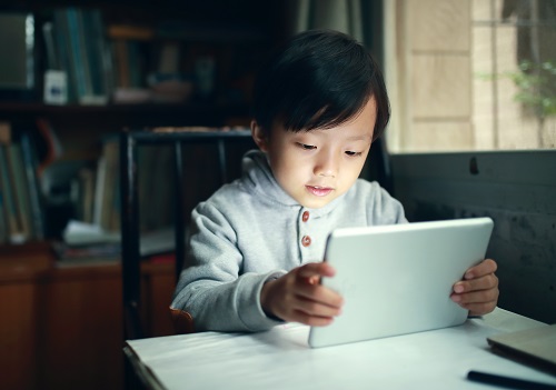 AboutKidsHealth's tweet image. .@SickKidsNews doctors report that high levels of screen time in Canadian children are associated with lower reading &amp;amp; math test scores in elementary school.
Visit our page to review screen time rules that will benefit children: ow.ly/G10m50XeUrW
#InternetDay