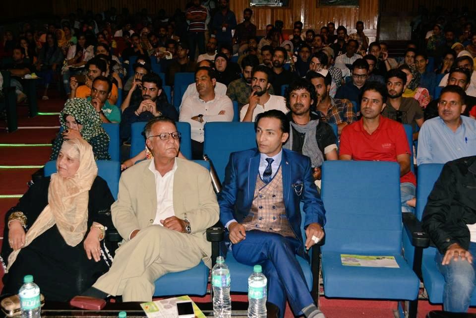 sufisoulsaim's tweet photo. @Thapar77Thapar @rahulkanwal MY FIRST CONCERT  ON 9TH JULY 1999 CENTAUR  SAME VENUE EXACTLY 2500 PEOPLE .
THEN IN  2015 WITH LARGER AUDIENCE THAN URS . 
ONLY ONE EMPTY SEAT FOR AGA ASHRAF SIR MY GURU. https://t.co/WGC19qH70e