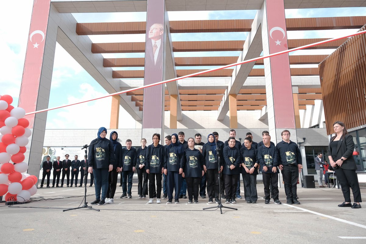 EskHaberOtesi's tweet image. Özel EOSB Mesleki ve Teknik Anadolu Lisesi’nde 29 Ekim Cumhuriyet Bayramı’nın 102 yılı
büyük bir coşku ve gururla kutlandı. Tören, saygı duruşu ve İstiklal Marşı’nın
haberotesi.com.tr/eskisehir-osbd…
#EOSB @nadirkupeli #Cumhuriyet #29ekim