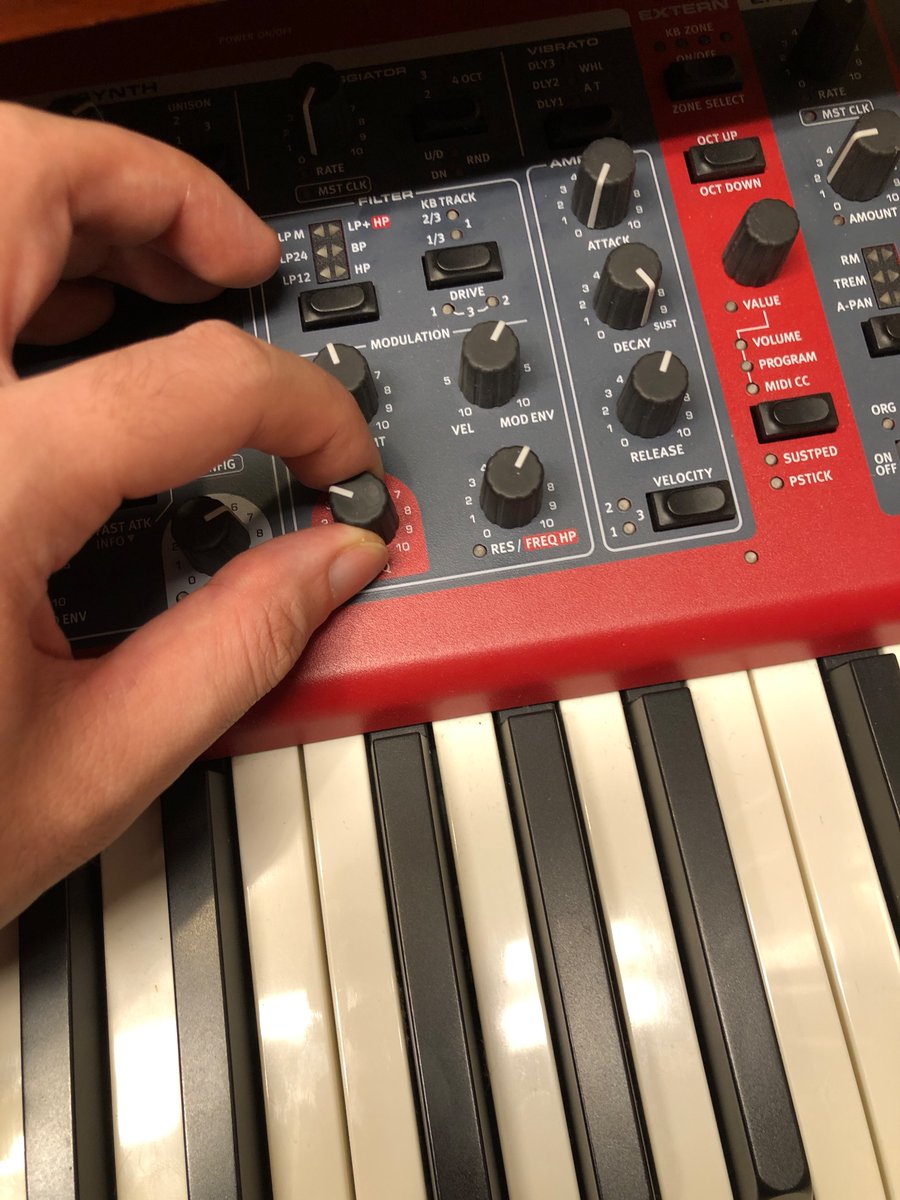 Omnisphere のハードウェアインテグレーション素晴らしいな。つまみに機能が自動で割り当てられて本当にハードウェア感覚で音がいじれる。

クイックコントロールでもいいんだけど、やっぱり機能がつまみに固定されてるのは大きい。Console 1 とかもそうだね。