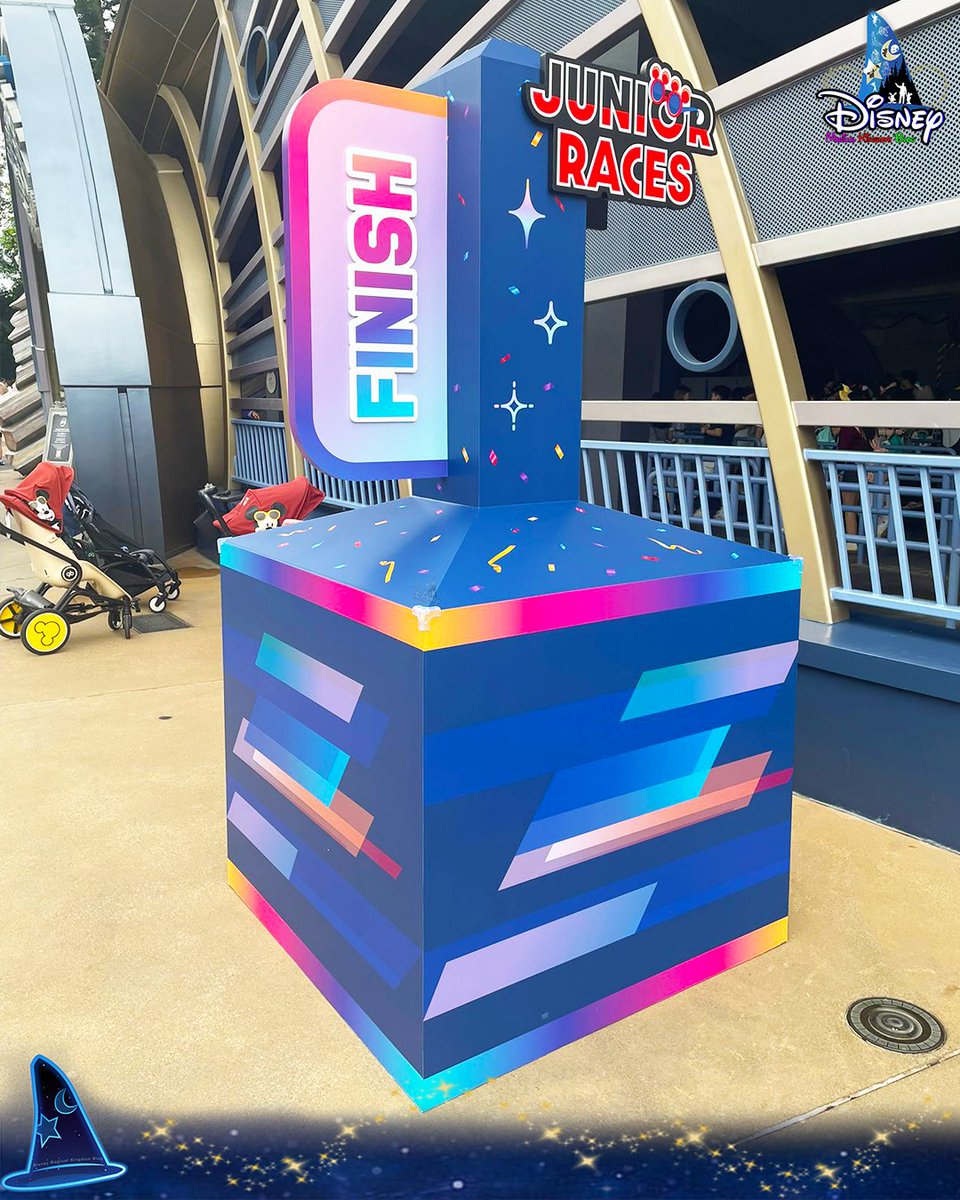 DMK_Blog's tweet image. The city’s most magical running event — the "Hong Kong Disneyland 10K Weekend - 20th Anniversary Party Edition" — is set to kick off on Nov 1 and 2, 2025! 🏃♂️🏃✨ Themed decorations have also started to appear along Fantasyland Parade Route and in Tomorrowland inside the Park. 🎉