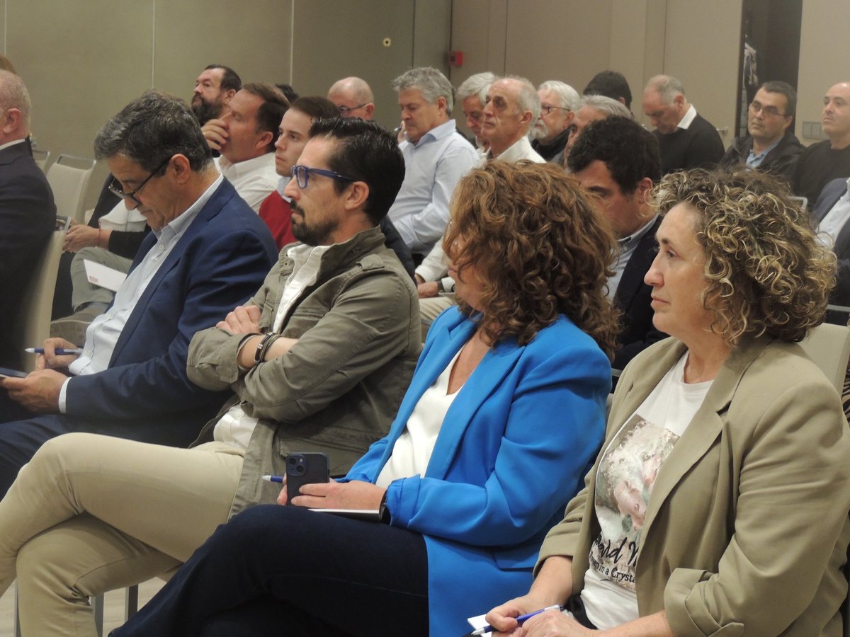 Excelente jornada de #DeporteySociedad con referentes del periodismo deportivo como <a href="/NataliaTorrente/">Natalia Torrente</a> (<a href="/afefutbol/">AFE</a> &amp; <a href="/relevo/">Relevo</a>), <a href="/jvehils/">Joan Vehils</a> (<a href="/sport/">Diario SPORT</a>) y <a href="/carlosarribas/">Carlos Arribas</a> (<a href="/elpais_deportes/">EL PAÍS Deportes</a>).
El modo de contar las cosas nos hace crecer en el mundo del deporte.
Gracias! 🙏