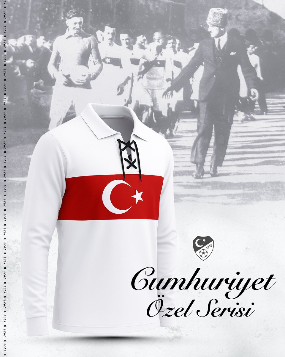 MilliTakimlar's tweet image. Millîlerimiz, göğsünde bant üzerinde ay-yıldız şeritli formayla ilk maçına 26 Ekim 1923 tarihinde Romanya maçıyla çıktı.  

Tarihi başarılarımıza tanıklık eden şeritli ay-yıldızlı formamızdan esinlenerek hazırlanmış uzun kollu Cumhuriyet Serisi Uzun Kollu Tişörtlerimiz özel…