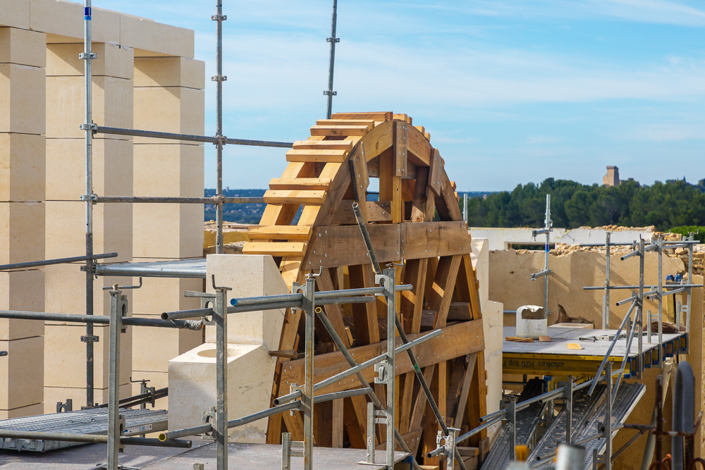 [TRAVAUX EN COURS / WORK IN PROGRESS🚧 ] La pause des pierres massives se poursuit. The laying of the massive stones continues.

@Ameliatavella
<a href="/BAMArchi/">Bárbara Marchi</a>
<a href="/batiserf/">Batiserf</a> 
@FerreiraBatiment
@MaisonDare

📷Stéphane Chalaye Photographie